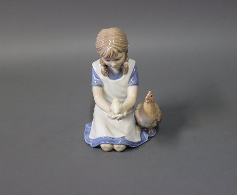 Kgl. figur pige med høns, nr. 437.
5000m2 udstilling.