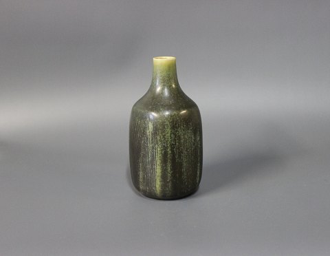 Keramik vase i grønlige farver med nummeret 295 og fra Saxbo.
5000m2 udstilling.