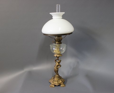 Petroleums bordlampe i messing med figur og hvid glas kuppel fra ca. år 1880.
5000m2 udstilling.