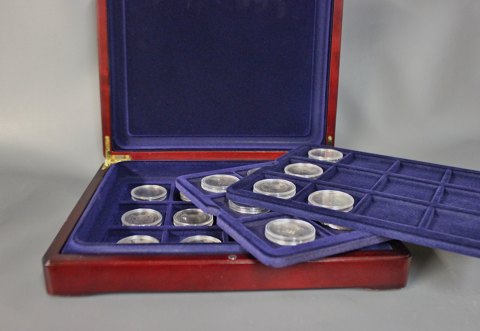 Danmark under besættelsen serien, 28 mønter af 925 sterling sølv.
5000m2 udstilling. 
