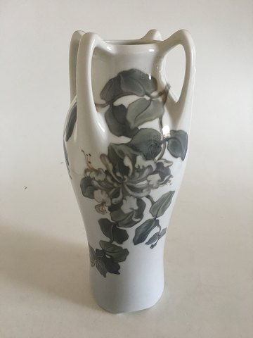 Royal Copenhagen Art Nouveau Vase No 330/246 Med Fire Hanke og Kaprifolie Motiv