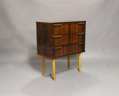 Small chest of drawers in rosewood of Danish Design from the 1960s.
5000m2 showroom.