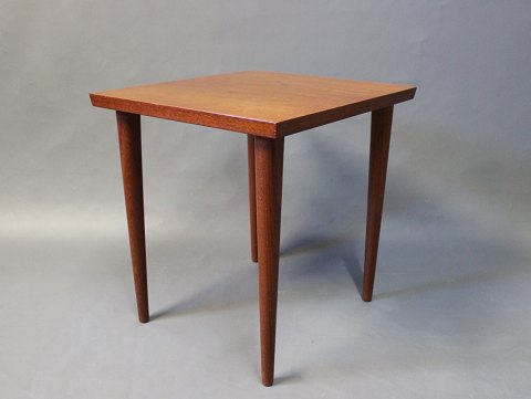 Lille sidebord i teak designet af Finn Juhl og fremstillet af France og Søn i 
1960erne. 
5000m2 udstilling.