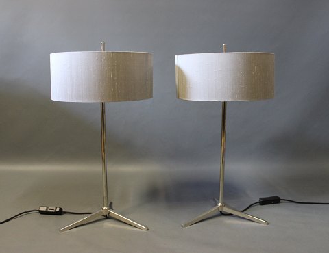 A set of two tablelamps of chromeplated metal and grey lamp shades of Italian 
design from the 1980s.
5000m2 showroom.