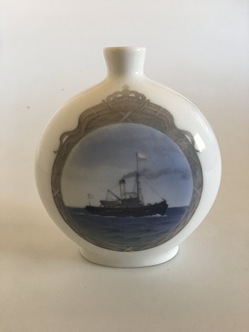 Royal Copenhagen Vase No 1715 med Skibsmotiv og rigsvåbenets tre løver og ni 
hjerter