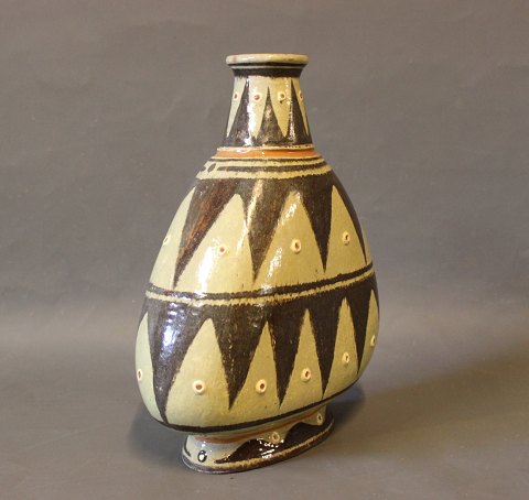 Vase i kantet mønster i brune og lyse farver af Henry Clante. 
5000m2 udstilling.