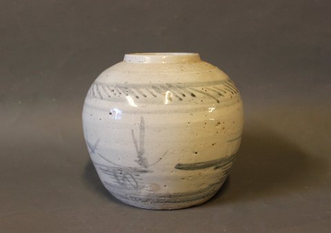 Lille enkel keramik vase med lys glasur.
5000m2 udstilling.