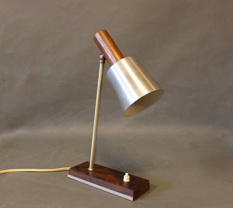 Lille bordlampe med skærm af stål og stel af palisander, dansk design fra 
1960erne.
5000m2 udstilling.