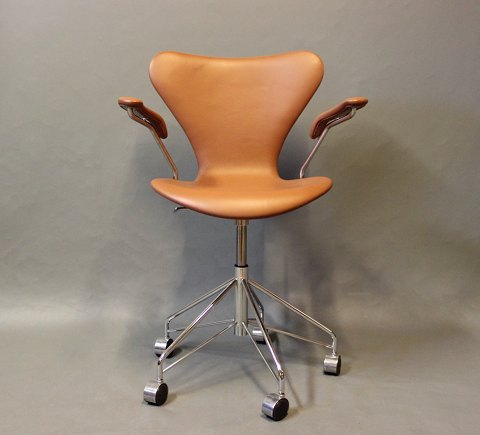 "Seven" office chair, model 3217, with armrests and swivel function by Arne 
Jacobsen and Fritz Hansen.
5000m2 showroom.