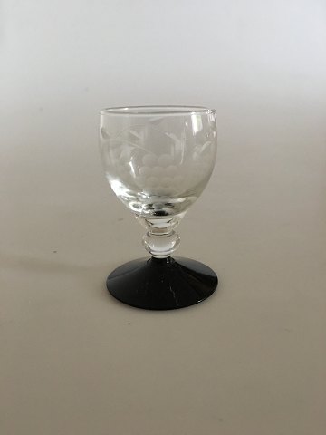 "Jane" Sortfods Snapseglas med Drueslibning fra Holmegaard