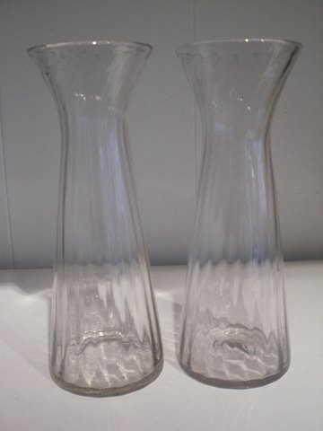 2 optisk vredne hyacintglas i klart glas.