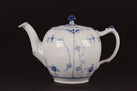 Royal Copenhagen
Blue Fluted Half Lace
Teapot 143