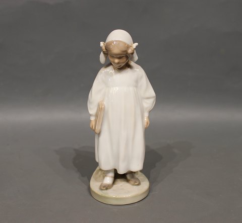 Kgl. porcelænsfigur, Pige med bog, nr.: 922.
5000m2 udstilling.
