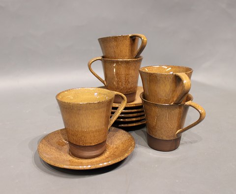Coffee cups in ceramic with brown glaze by Viggo Kyhn.
5000m2 showroom.