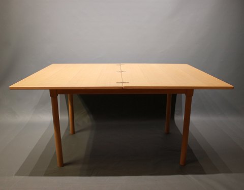 Coffee table/Folding table, model 4500, in beech by Børge Mogensen and Fritz 
Hansen from 1982.
5000m2 showroom.