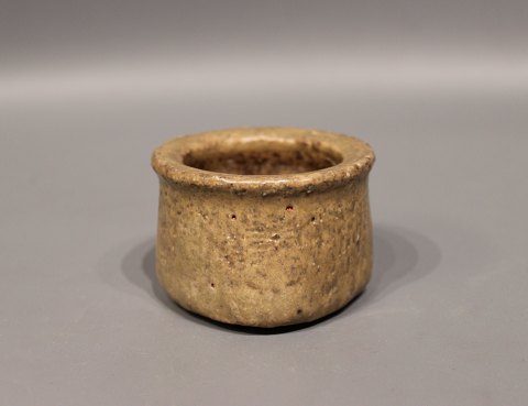 Low stoneware vase/jar in light brown by Saxbo.
5000m2 showroom.