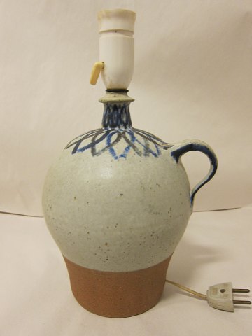 Bordlampe
Stentøjs bordlampe med hank
H: uden fatning 23,5cm