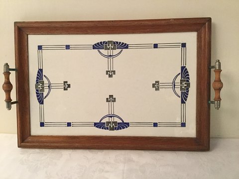 Porcelain tray with oak frame and wooden handle. 43x28 cm. Good condition. 
Probably from Germany.