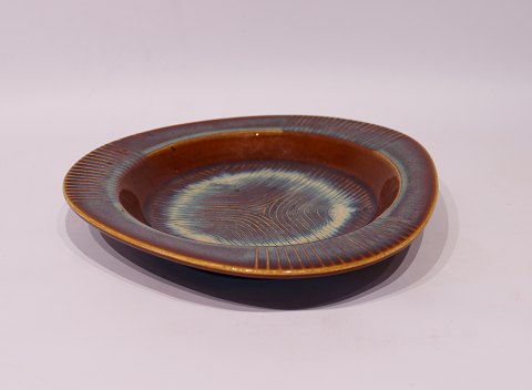 Keramik fad i brun og blå glasur af Søholm, nr.: 2123.
5000m2 udstilling.

