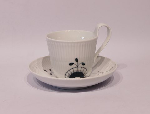 Royal Copenhagen Black mega fluted cup with saucer, #093.
5000m2 showroom.