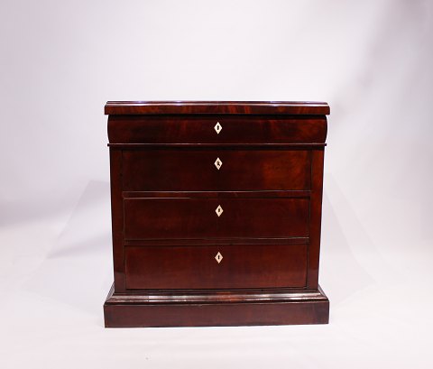 Beautiful Late Empire chest of drawers in polished mahogany from around the 
1840s.
5000m2 showroom.