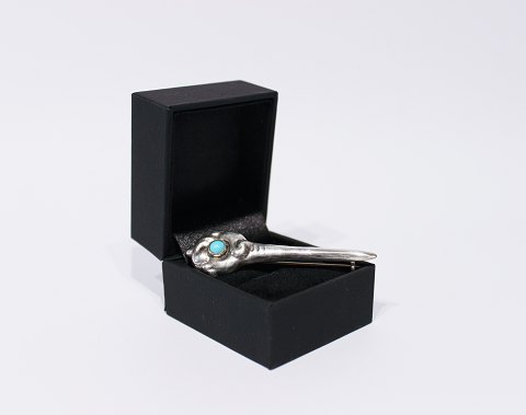 Simpel brooch with small blue stone, in 826 silver, stamped P&P by Petersen & 
Prahl.
5000m2 showroom.