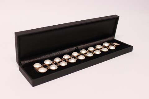 Bracelet in 925 sterling silver and decorated with mother of pearl.
5000m2 showroom.
18x3 cm.