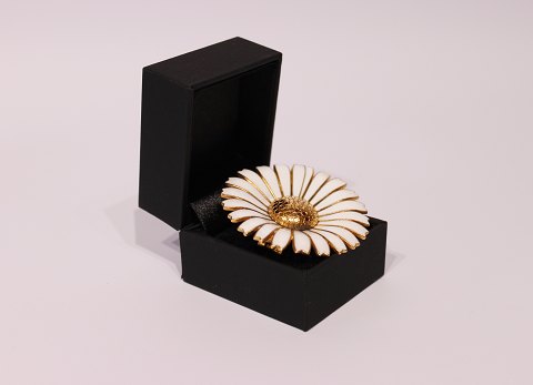 Daisy brooch in gilded 925 sterling silver and enamel by A. Michelsen.
5000m2 showroom.