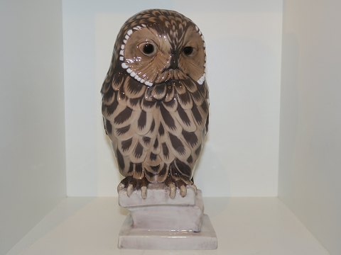 Large Bing & Grondahl figurine
Owl on base