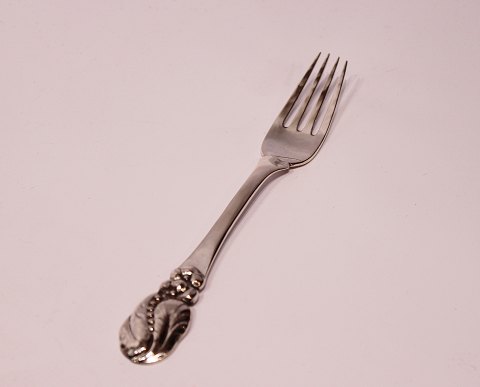 Lunch fork in other pattern stamped Graeser and of hallmarked silver.
5000m2 showroom.