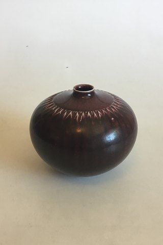 Royal Copenhagen Vase i stentøj med mørkerød glasur