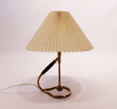 Table lamp, model 306, in brass with tilting function by Kaare Klint for Le 
Klint.
5000m2 showroom.