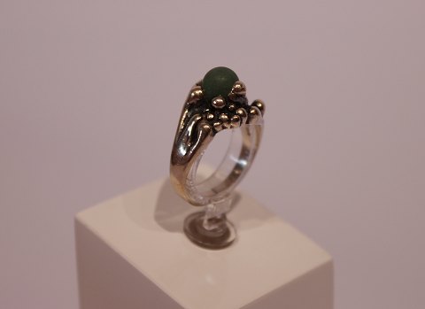 Ring with green jade, stamped BK and of 925 sterling silver.
5000m2 showroom.