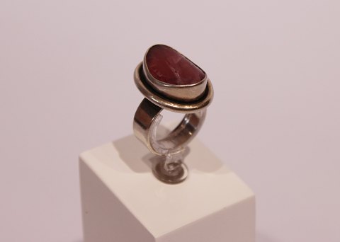 Ring with pink stone, stamped H in 925 sterling silver.
5000m2 showroom.