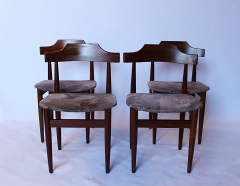 Sæt af 4 spisestuestole i palisander og gråt stof af Hans Olsen fra 1960erne.
5000m2 udstilling.
