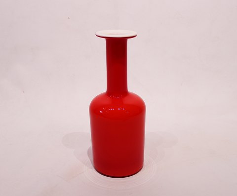 Red glass vase with white opal glass on the inside by Otto Brauer for 
Holmegaard.
5000m2 showroom.
