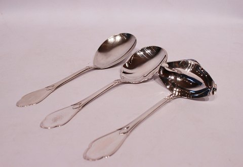 Two smaller serving spoons and a saucer in Dalgas.
5000m2 showroom.