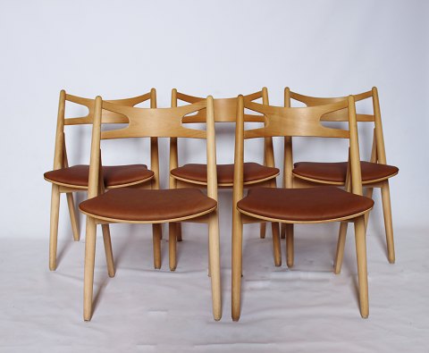 Et sæt af 5 Savbuk stole, model CH29, af Hans J. Wegner og Carl Hansen & Søn.
5000m2 udstilling.
