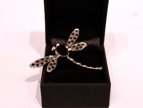 Brooch in the shape of a dragon fly, stamped DEUS with stones and of 925 
sterling silver.
5000m2 showroom.