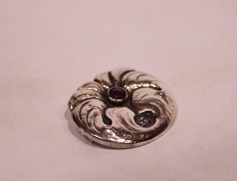 Brooch decorated with purple stone of 830 silver.
5000m2 showroom.