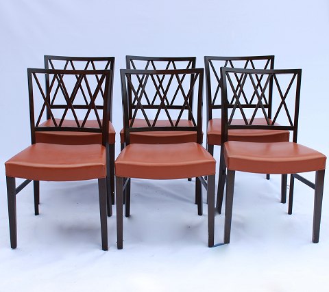 Sæt af 6 spisestuestole i mørk mahogni og cognac farvet læder designet af Ole 
Wanscher fra 1960erne.
5000m2 udstilling.