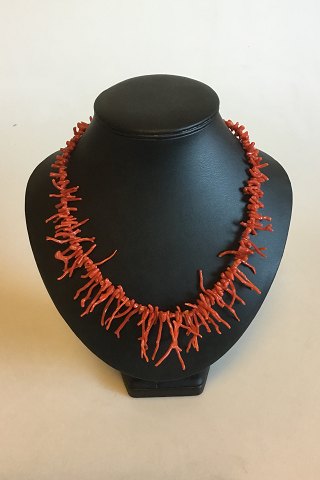 Halscollier trukket med røde koralsplitter