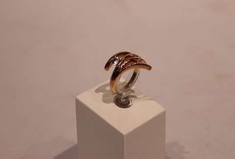 Bred forgyldt 925 sterling ring med zirkoner af Christina Smykker.
5000m2 udstilling.
