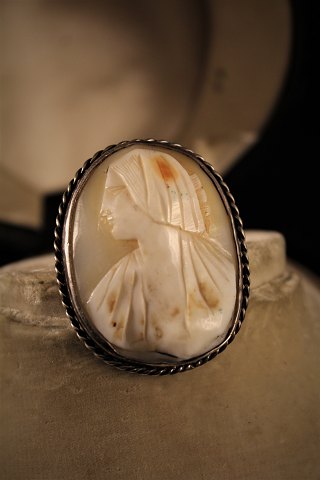 Old 1800 century kamé brooch with woman portrait carved in Konkylie and embossed 
in silver.