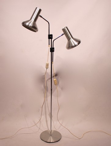 Standerlampe af stål og dansk design fra 1960erne.
5000m2 udstilling.