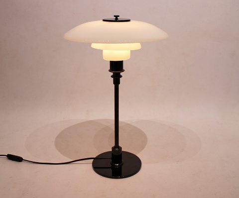 Bordlampe, model 3/2, med sort stel og opal glas, af Poul Henningsen og Louis 
Poulsen. 
5000m2 udstilling.