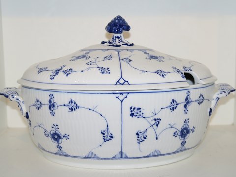 Blue Fluted Plain
Extra large oval soup tureen