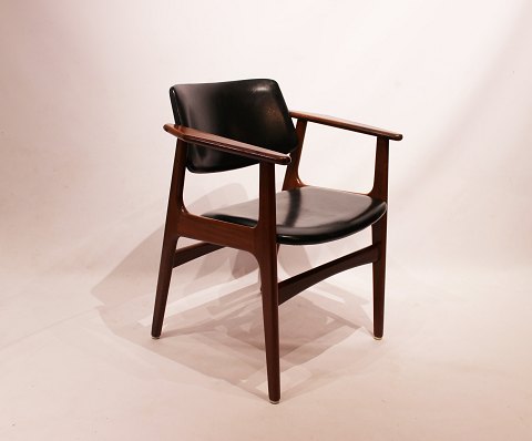 Armchair in teak and black leather of danish design from the 1960s.
5000m2 showroom.