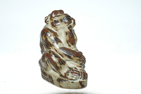 Kongelig Stentøjs Figur, siddende abe 
design Knud Kyhn.
Dek. nr.21411

