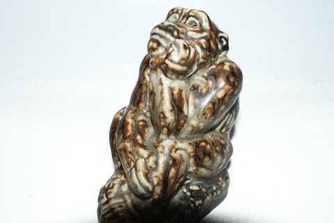 Kongelig Stentøjs Figur, siddende abe 
design Knud Kyhn.
